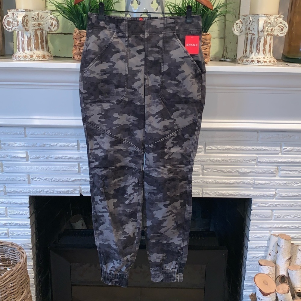 SPANX Camo Print Gray Stretch Twill Pull On Cargo Jogger Ankle Pants NEW M